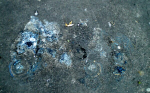 L'impronta nell'asfalto della carrozzina bruciata